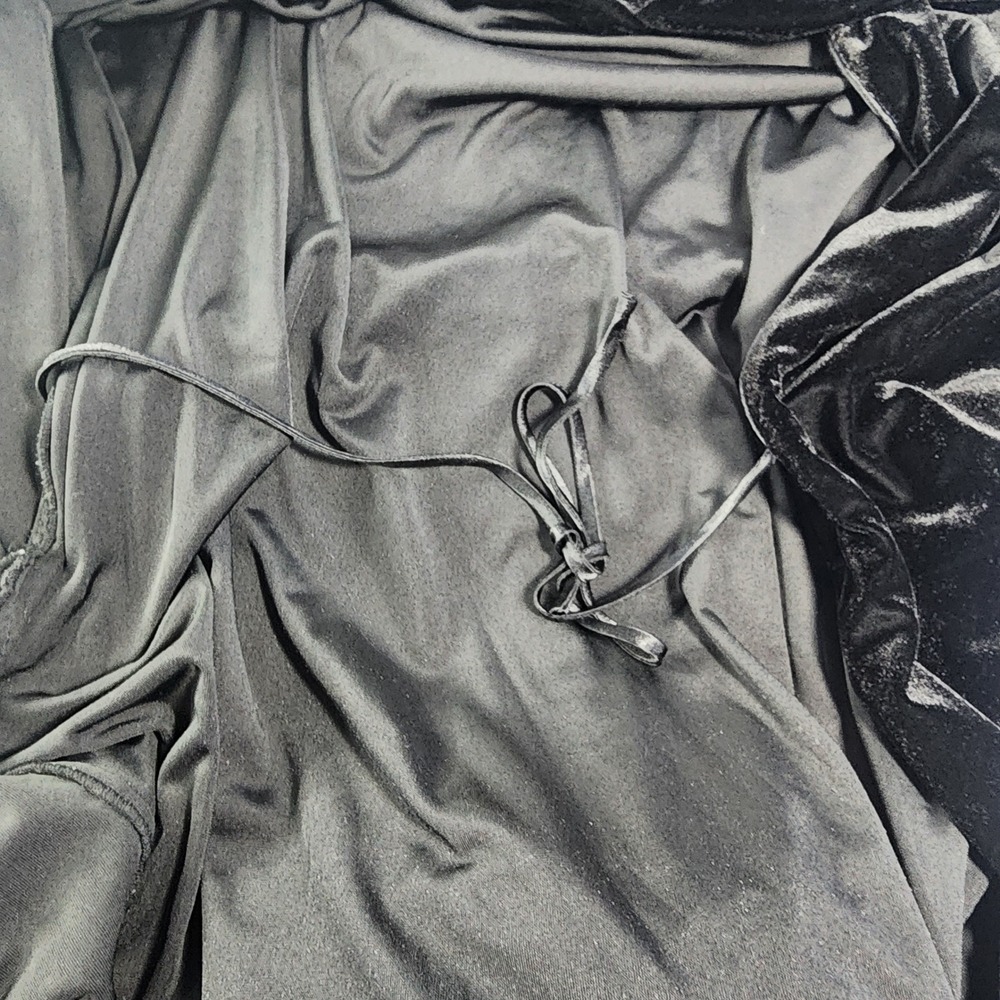 Vintage-Inspired Black Velvet Embroidered Long Robe - Picture 10 of 16